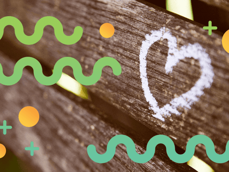 Corazón pintado en el banco de un parque